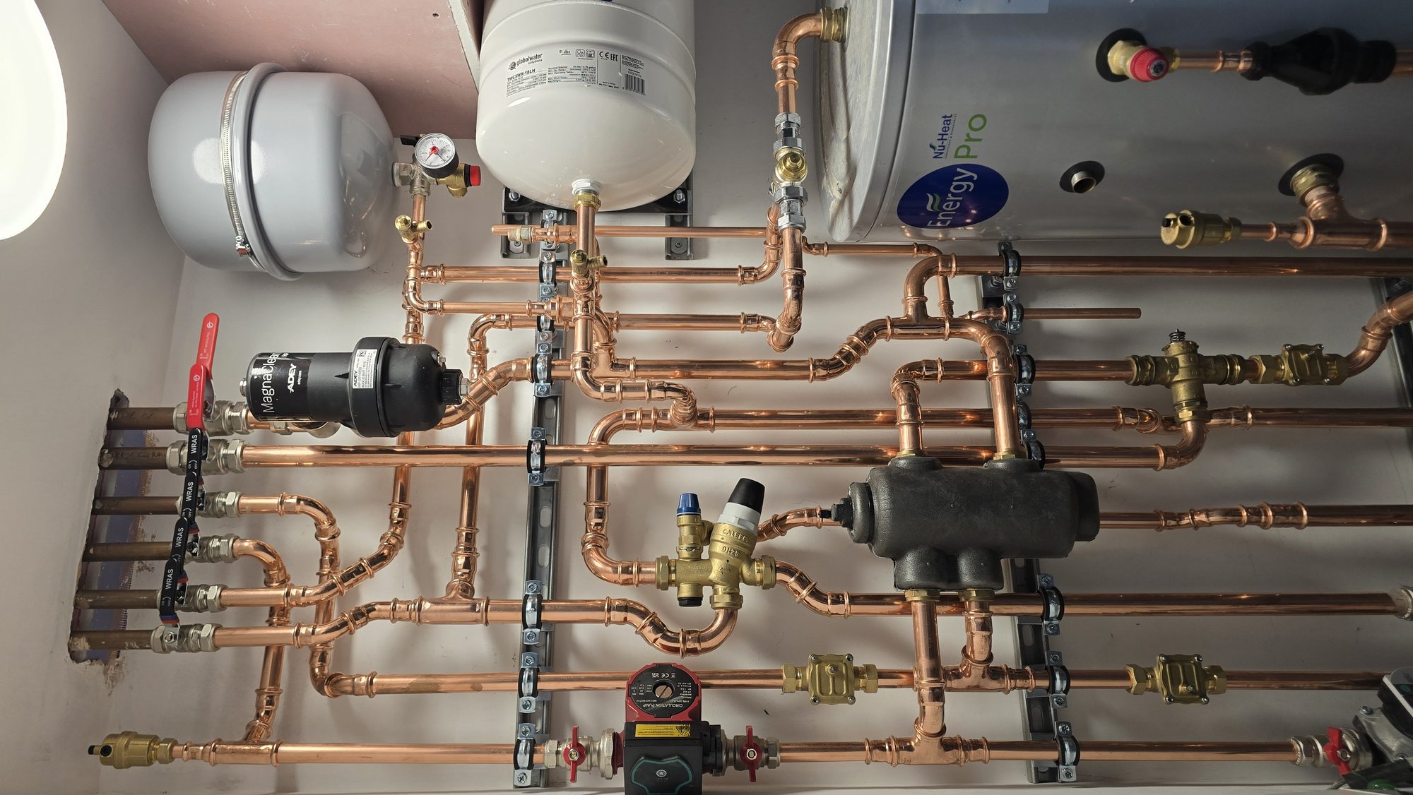 Central heating installation with copper manifold, circulating pump, expansion vessels and valves